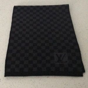Louis Vuitton scarf comes with Louis Vuitton bag